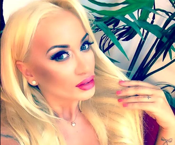 
    Simona Trașcă și-a mărit considerabil fundul Foto: arhivă personală  