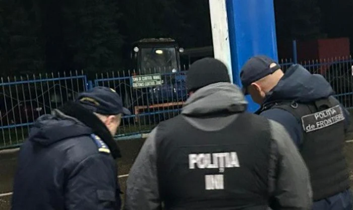 Trei persoane au fost reținute, una dintre ele fiind șoferul vehiculului. FOTO: Politia.md