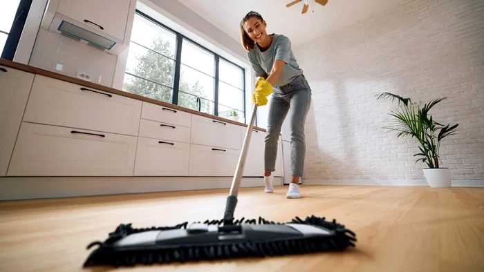 Detergentul natural făcut în casă pentru podele din lemn care face minuni.