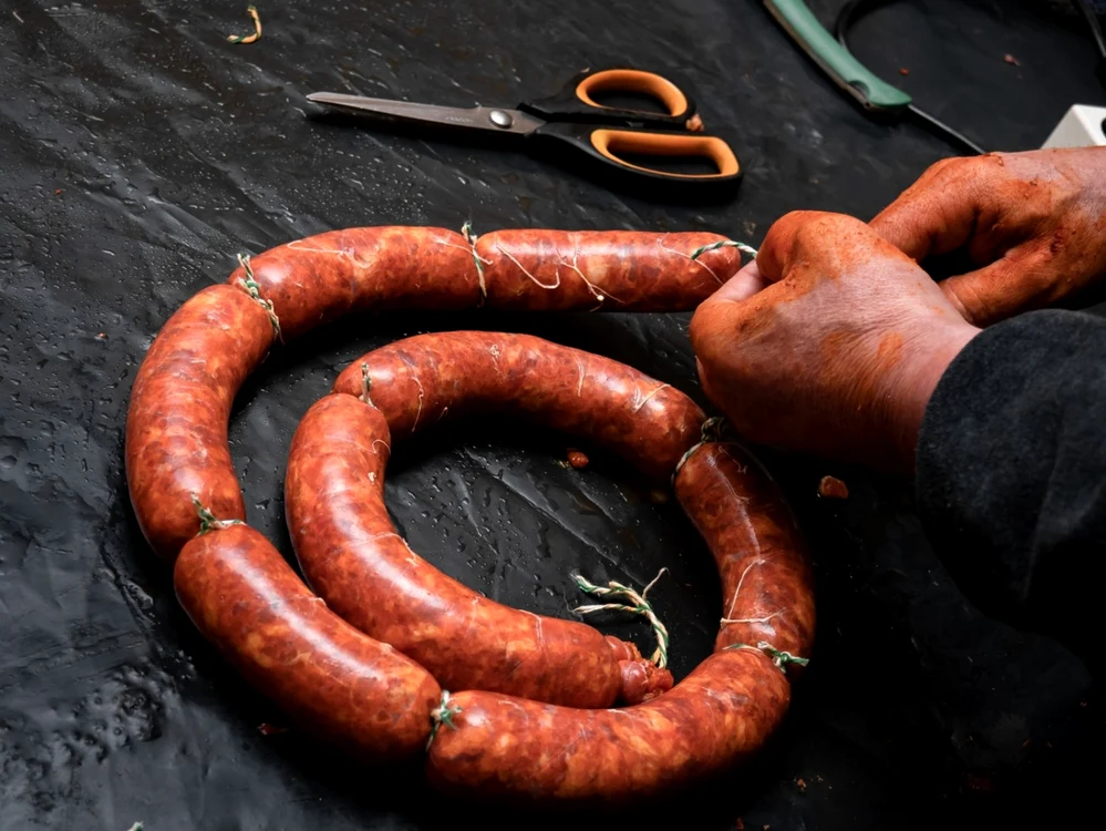 Cârnaţii de casă, un preparat nelipsit de pe masa de Crăciun FOTO Shutterstock
