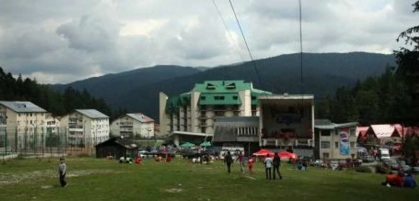 La Cruce se poate ajunge cu telecabina din Buşteni
