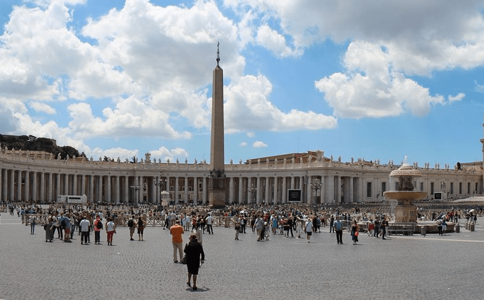 Falsă excursie la Vatican. Șapte turiști au aflat la aeroport că au fost înșelați. Escrocul a fost reținut
