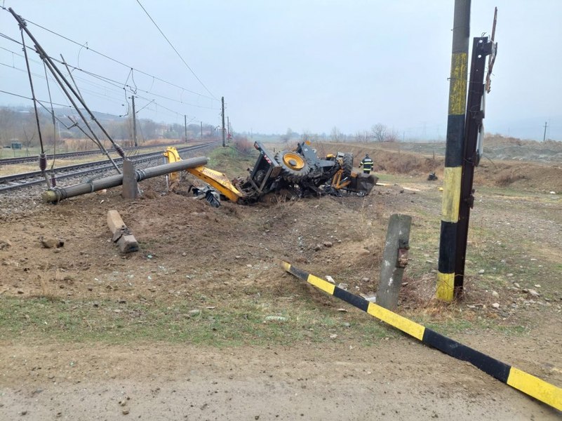 Un bărbat a murit în urma unui accident feroviar grav. Buldoexcavatorul pe care îl conducea, lovit în plin de un tren FOTO