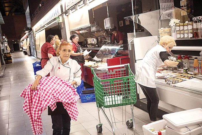 Comercianţii şi-au închis  magazinele mai devreme. FOTO: Profimedia