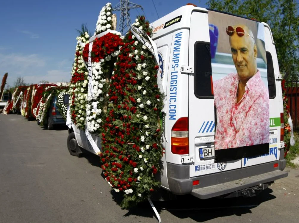 
    Pe maşinile care transportă coroanele de flori au fost puse portrete ale interlopului  foto: David Muntean  