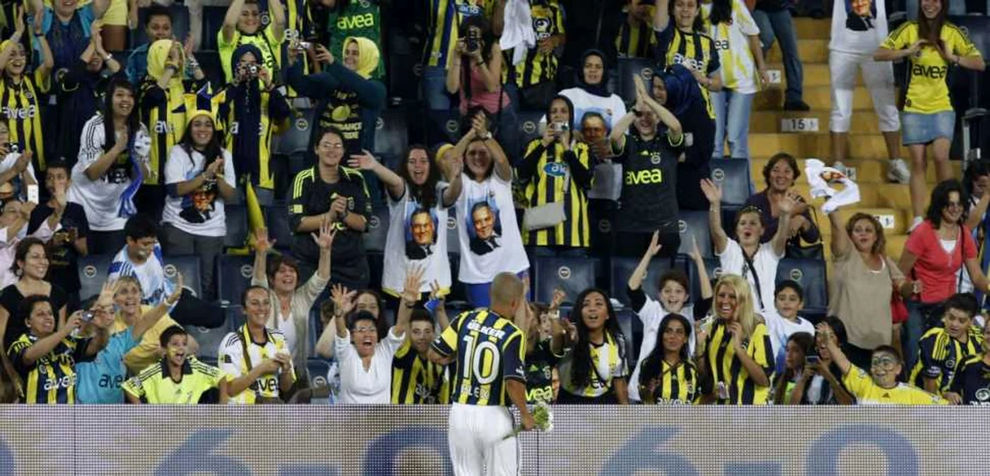 La meciul Fenerbahce - Manisaspor au asistat doar femei şi copii