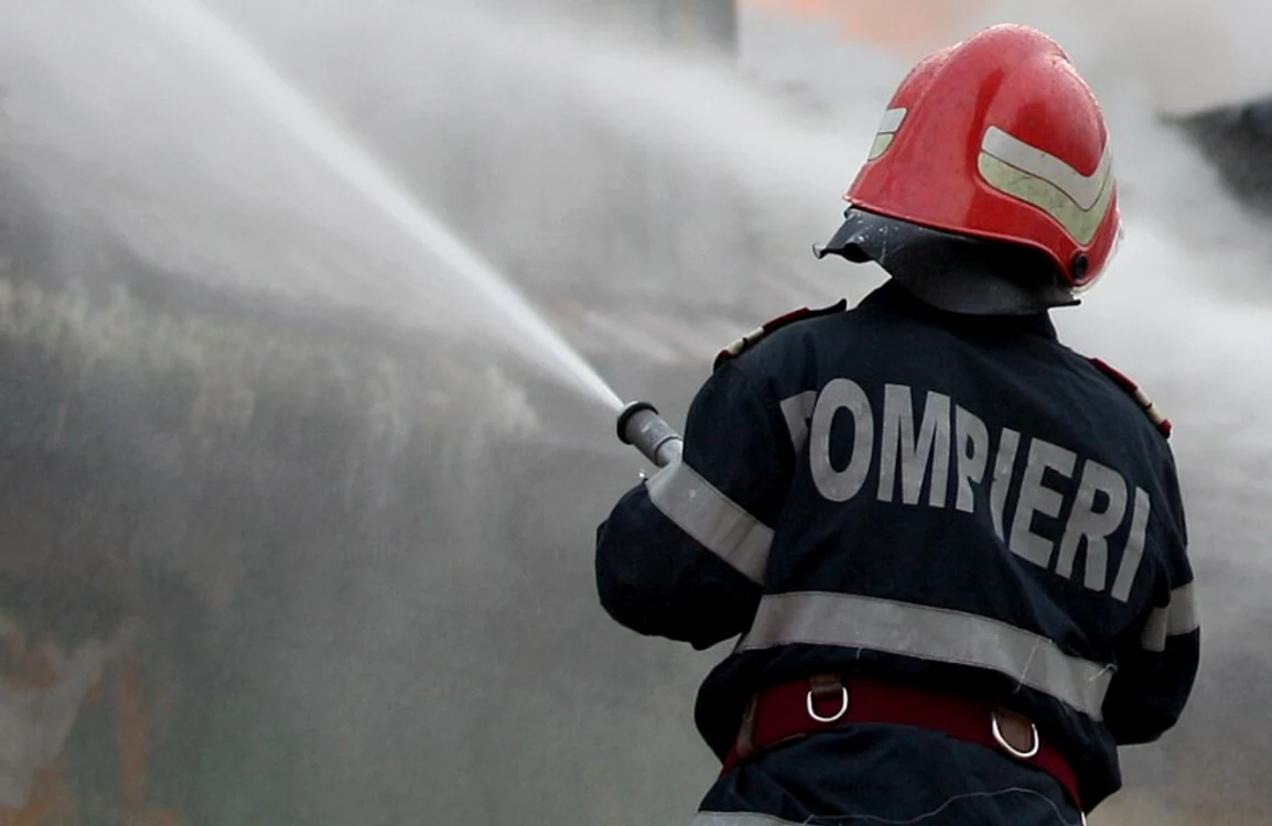 
    Pompierii au fost chemaţi de către fiul bătrânei  