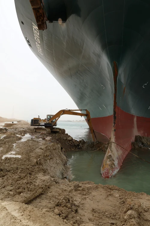 Excavatoristul săpa neînfricat, în timp ce internauţii râdeau de el Foto: suezcanal.gov.eg