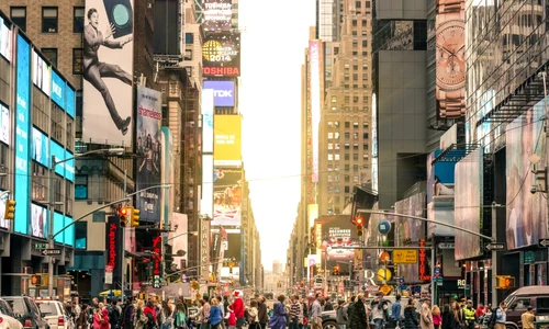 americani oameni strada trecere pietoni new york foto shutterstock