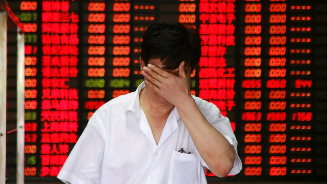 Tranzacţiile bursiere sunt suspendate pentru a doua oară săptămâna aceasta, în vreme ce Banca Populară a Chinei a devaluat yuanul pentru a doua oară în ultimele luni, ultima oară fiind în august