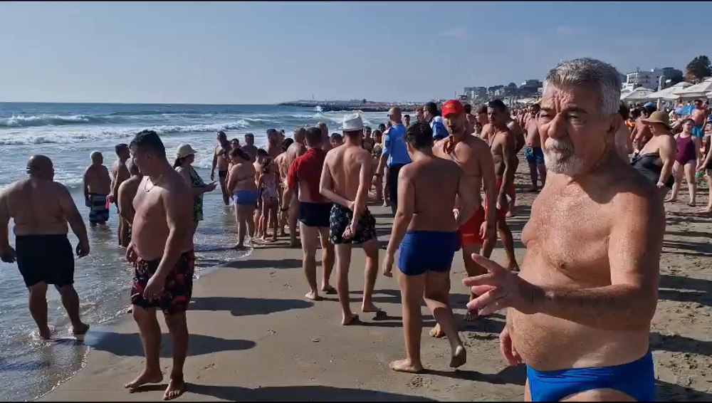 VIDEO Turiștii se ceartă cu salvatorii pe plajă. Nebunie pe litoral. Oamenii vor să intre în apă, în ciuda steagului roșu 