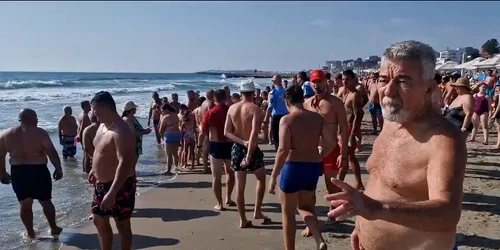 Ceartă între turiștii de pe plajă și oamenii legii la Eforie Nord din cauza scăldatului interzis Sursă Antonia Ispas mp4 thumbnail png
