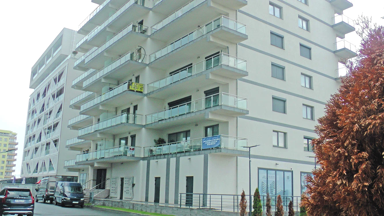 Imobilul e situat la etajul 1 al unui bloc de fițe din Mamaia