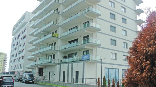 Imobilul e situat la etajul 1 al unui bloc de fițe din Mamaia