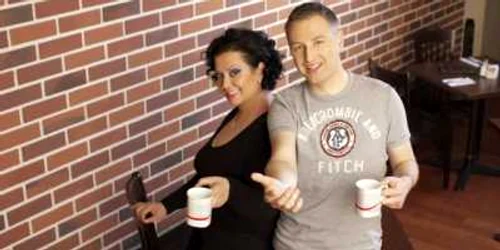 Monica şi Bogdan fac emisiune cu Iohannis în centrul Sibiului