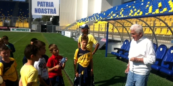 Juniorii au fost încântați de vizita pe stadion. Foto fcpetrolul.ro