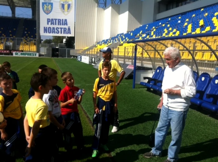 Juniorii au fost încântați de vizita pe stadion. Foto fcpetrolul.ro