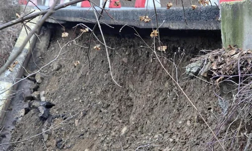 alunecari de teren Bulevardul Carol I Campina jpg