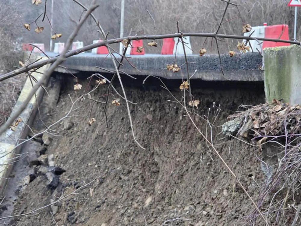 Restricții de circulație la intrarea în Câmpina, după ce o porțiune de șosea s-a surpat