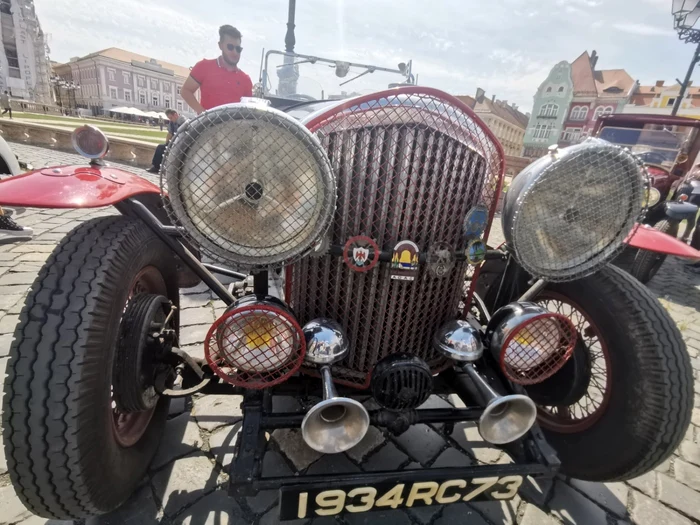 Parada maşinilor fabricate în perioada interbelică. Bijuterii pe două roţi FOTO Ş.Both