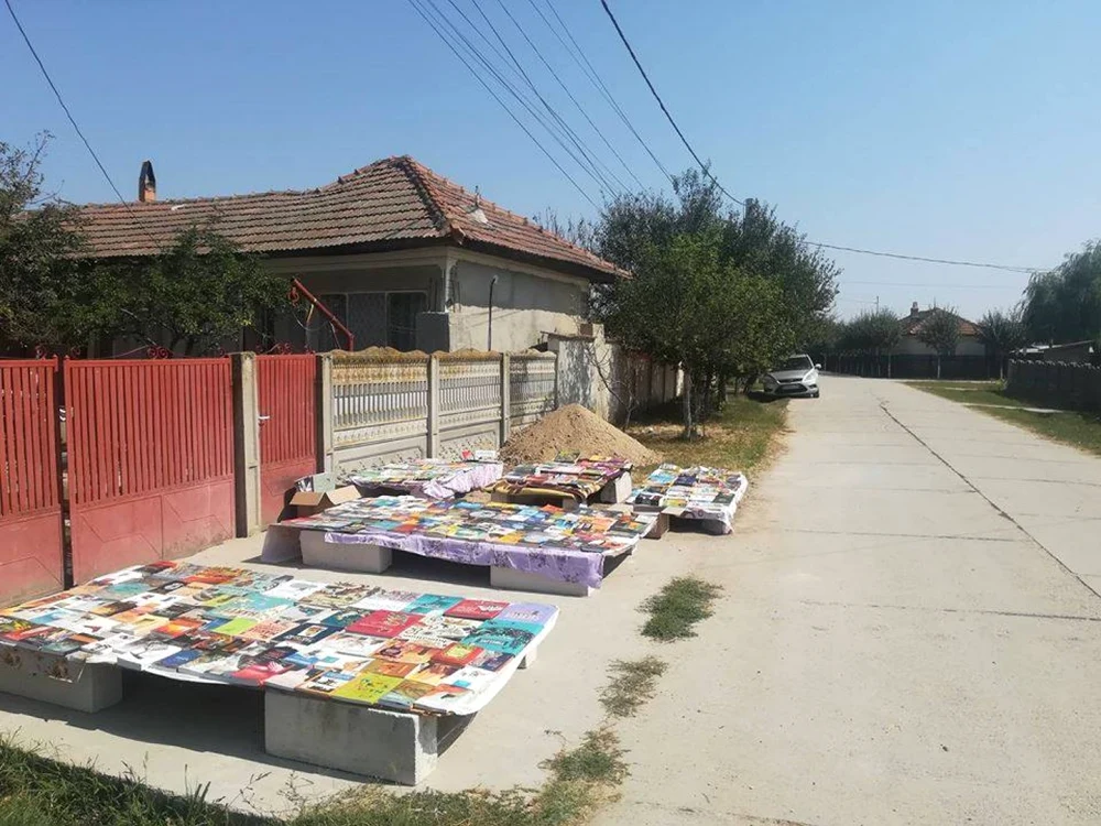 Cărţi pe o uliţă din teleorman  FOTO: arhiva Relu Voicu