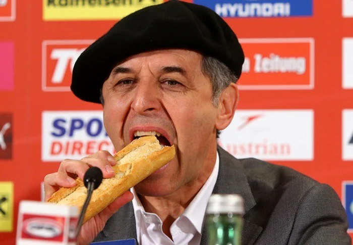 
    Marcel Koller muşcă cu nesaţ dintr-o baghetă franţuzească luată proaspăt de la "boulangerie"Foto Click!  
