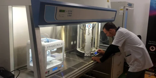 Călin Brandabur în laboratorul de la OncoGen FOTO Ştefan Both