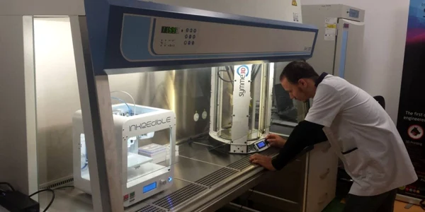 Călin Brandabur în laboratorul de la OncoGen FOTO Ştefan Both