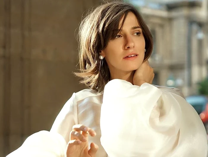 
    Dana s-a lăsat pe mâna hairstylistului Adrian PerjovschiFoto: The Storyalist  