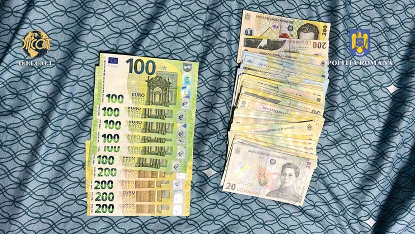 Sume mari de bani  erau ascunse în case. FOTO: DIICOT