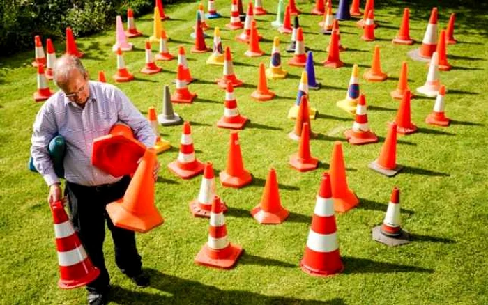 David Morgan, 72 de ani, din Cotswolds, se mândreşte cu cea mai mare colecţie de conuri de semnalizare rutieră din lume, performanţă atestată şi de reprezentaţii Guiness World Records. Morgan deţine 500 de conuri. FOTO Daily Mirror