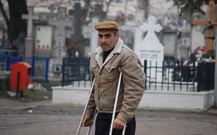 Ion se plimbă în cârje prin cimitirul Eternitatea pentru a-şi hrăni copiii