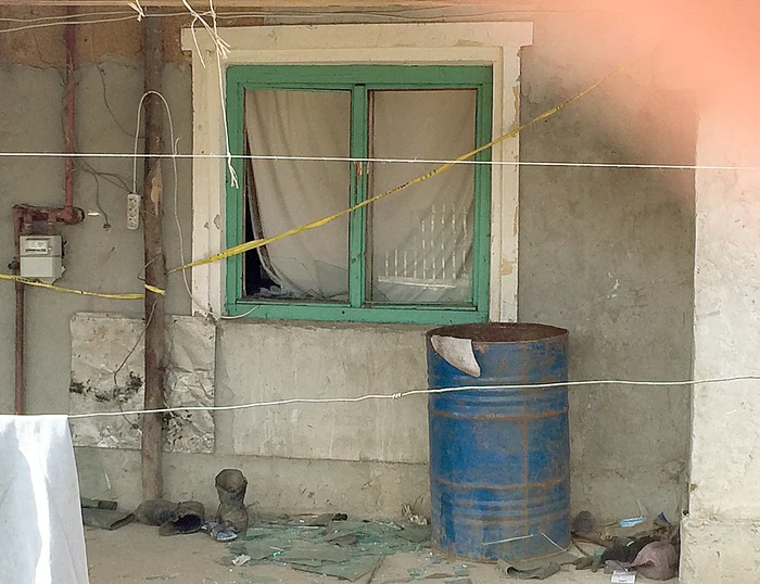 Casa purta ieri semnele  luptei teribile dintre  tată şi fiu