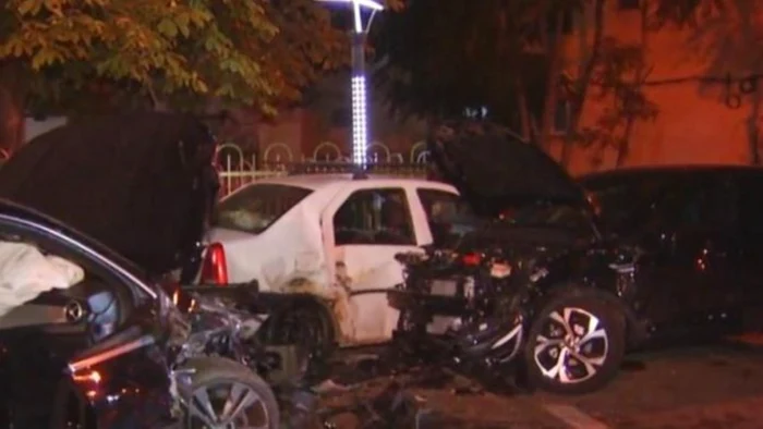 O tânără de 16 ani a reuşit să distrugă şase maşini dintr-un foc. Foto: captură video