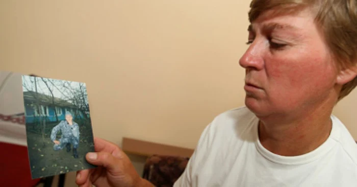 Iaşi: Mama soldatului rănit în Afganistan: „Voi tremura până fiul meu revine acasă”