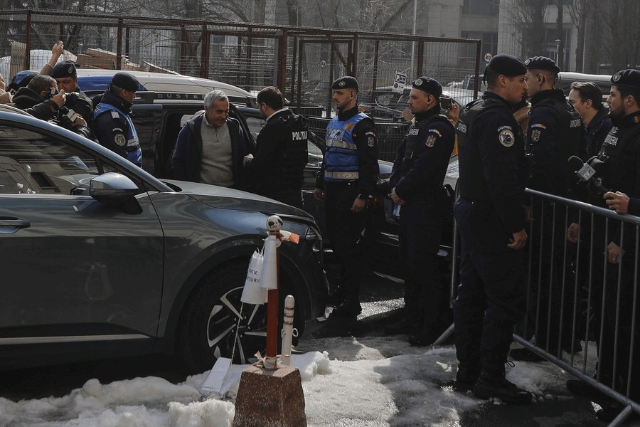 Călin Georgescu, săltat din trafic și dus cu mandat la parchet în dosarul privind rǎsturnarea ordinii constituționale. Protest POT şi AUR  LIVE TEXT