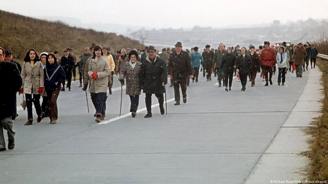 Pietoni pe o autostradă germană într-o duminică cu interdicție de circulație, în 1973