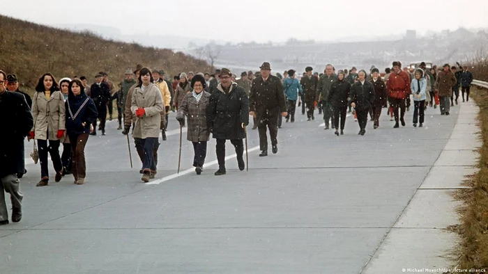 Pietoni pe o autostradă germană într-o duminică cu interdicție de circulație, în 1973