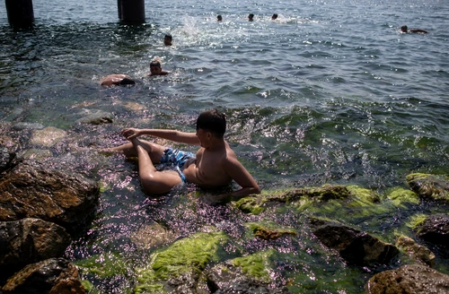 Tinerii au luat cu asalt plajele din cauza temperaturilor insuportabile