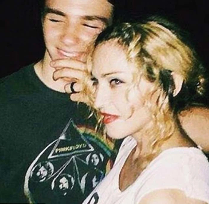 
    Rocco (15 ani) şi-a anunţat mama  că nu va mai veni  niciodată în SUA  