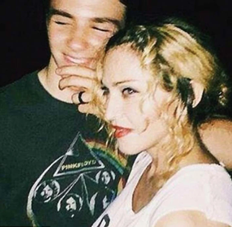 
    Rocco (15 ani) şi-a anunţat mama  că nu va mai veni  niciodată în SUA  
