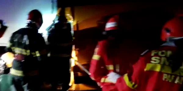Accident mortal pe Valea Oltului la Brezoi - o dubă a intrat într-un TIR, oprit din cauza aluviunilor de pe şosea