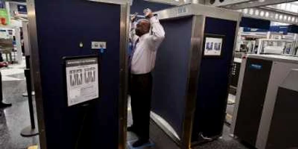 Numeroase aeroporturi folosesc razele X pentru scanarea corporală a călătorilor Foto: AFP