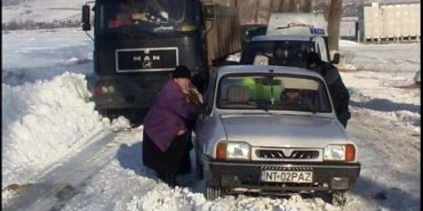 Pentru a nu avea probleme în trafic, şoferii trebuie să se informeze din timp cu privire la starea drumurilor