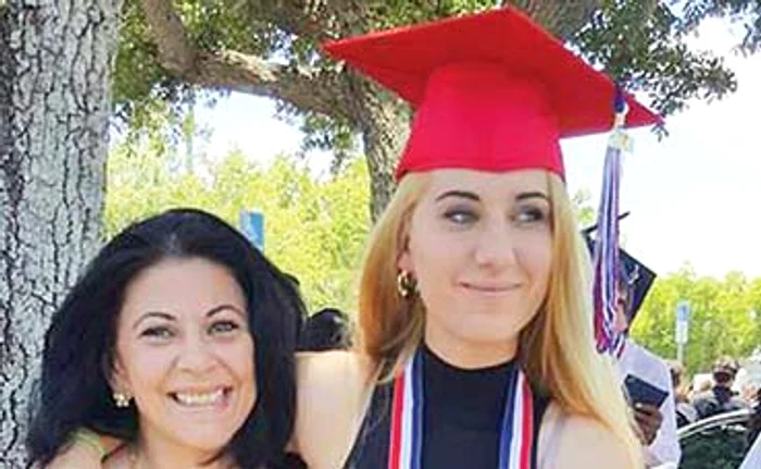 Elena e tare mândră de fata ei, Sanda, care miercuri a absolvit liceul