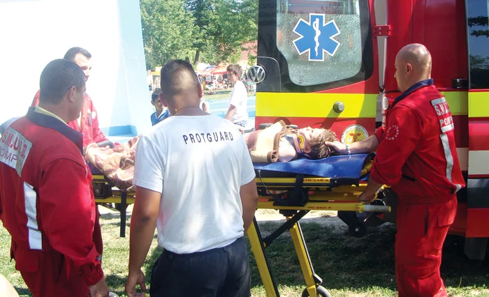 Copilul a fost dus la spital de un echipaj SMURD, pentru investigaţii