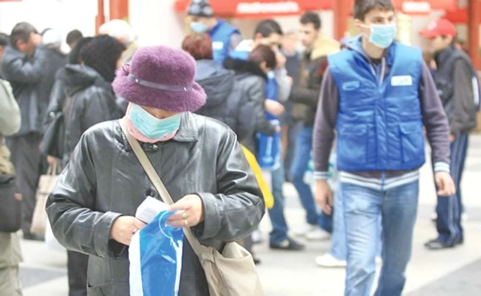 
    Pentru românii care nu pot sta la pat, masca rămâne soluția pentur a nu-și îâmbolnăvi semenii  