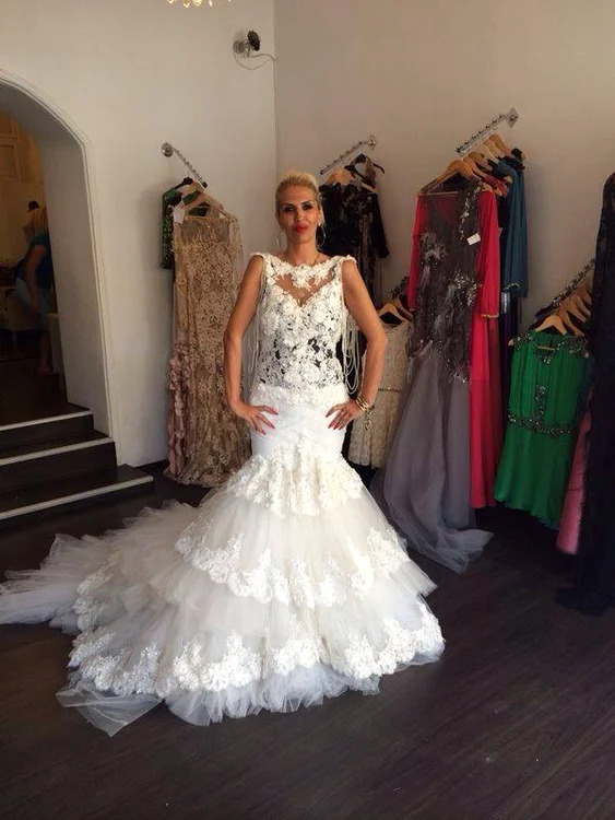 Raluca Bădulescu a probat deja mai multe modele de rochii de mireasă