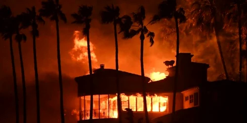 Imaginea Zilei / O casă arde în incendiul Woolsey în Malibu California SUA FOTO AFP / Robyn Beck / 10 nov 2018