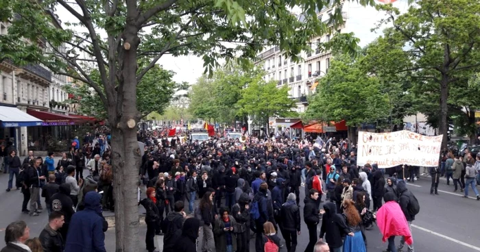 Grup de manifestanţi în Paris